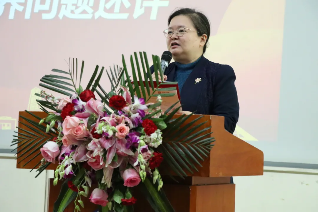 38魔镜街拍
  易进副教授.jpg