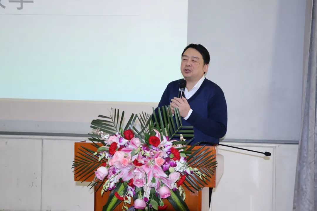 37魔镜街拍
第二附属中学正高级教师  何杰老师.jpg