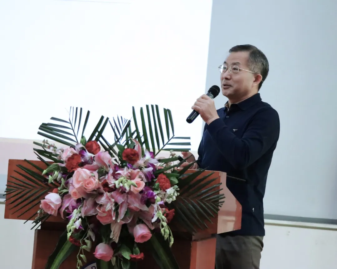 43魔镜街拍
  孙银新教授.jpg