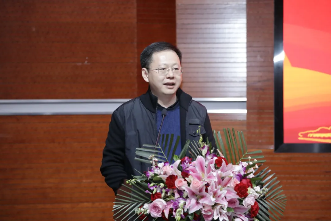 14魔镜街拍
  李煜晖教授.jpg